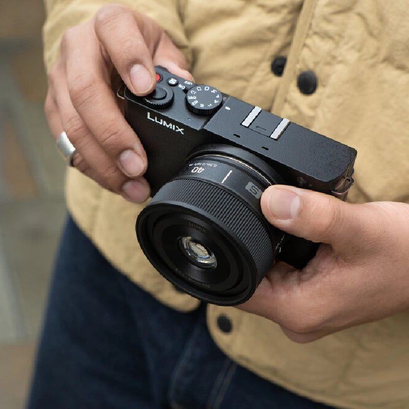 Panasonic Lumix S9 Boîtier Noir Intense + Lumix S 40mm f/2.0 - Noir